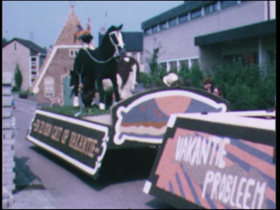 11500BB02355 Oogstfeest Stöppelhaene in Raalte.In volgorde van vertoning:Opgestelde praalwagens worden bekeken door het ...