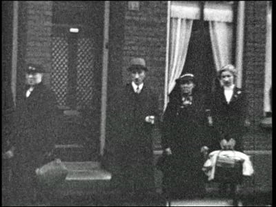 11787BB01819 Een film met beelden van het vertrek van de mondaccordeonclub richting een concours te Raalte, een ...