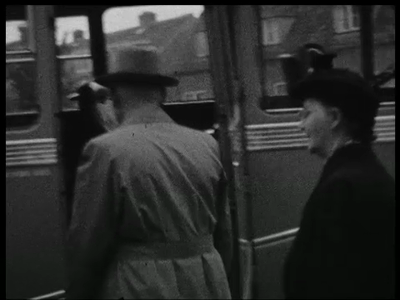 11793BB01825 Een film rond een reisje van de werknemers van Nico ter Kuile, met beelden van een diner in hotel De ...