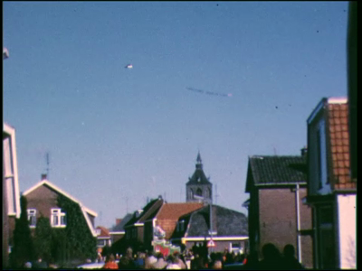 12165BB02439 Reportage over een carnavalsoptocht in Oldenzaal. Optocht met praalwagens, verklede wandelaars, ...