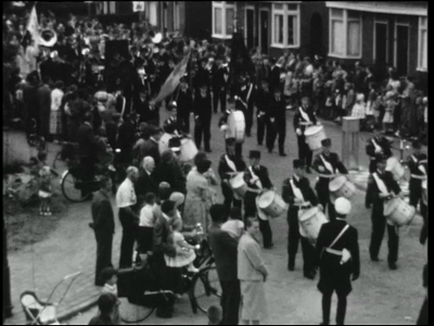 12457BB01912 Een film met beelden van het priesterfeest van pastoor Holterman, en de ingebruikneming van de R.K. ...