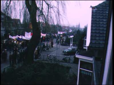 12477BB02463 Een film met uiteenlopende opname's van ondermeer:- 00:00:00 Een demonstratieoptocht tegen de verrijking ...