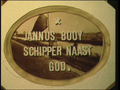 12787BB01952 Aan de hand van een historische figuur, de turfschipper Jannus Booy uit Genemuiden, wordt een beeld ...