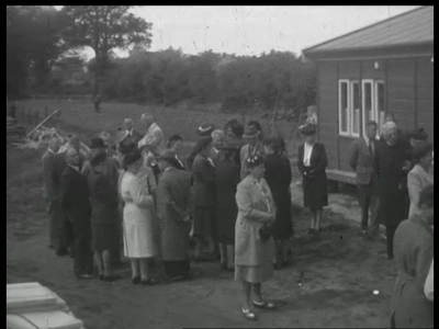 13126BB02531 Bouw van de Vredestein fabriek te Enschede op 10 juni 1947:- tekenen van het contract;- gedenksteen, ...