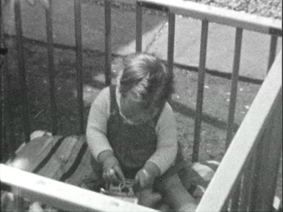 13441BB02558 Johanna Schweizer begint te lopen (ca. 1947). Geboorte Annette Schweizer in het RK Ziekenhuis te ...