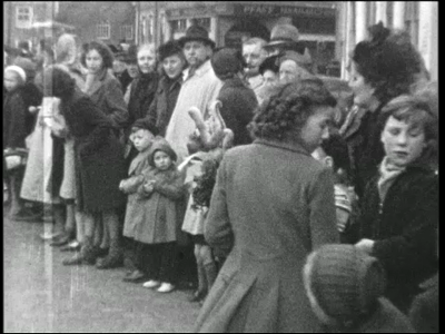 13470BB02587 Palmpasen in Enschede 1953. Beelden van een optocht, daarna van twee meisjes (ca. 8 jaar oud) met hun ...