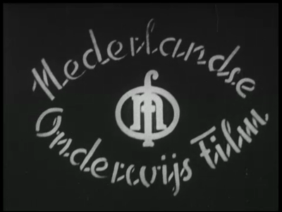 13492BB03145 Een film rondom de Twentse textielindusttrie, met beelden van een kerkklok, een bus die in Ootmarsum ...