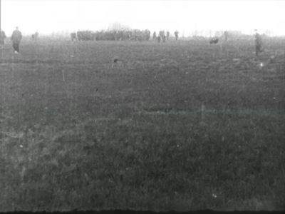 3083BB03254 Een reportage over een klootschietwedstrijd in Denekamp. Op een weiland verzamelen zich jongens en mannen ...