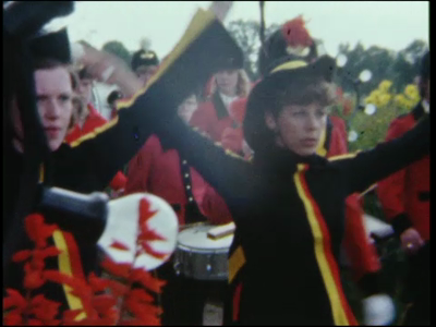 3897BB07655 Een film rond een optocht, voorzien van een knipoog naar de actualiteit van de eerste oliecrisis, met ...