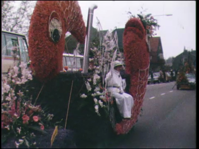 4254BB03816 Film uit de Collectie Aaftink Holten.Verzameling van beelden van optochten in Nederland.0:00 Bloemencorso ...