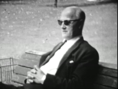 4327BB04892 Beelden van familie. Kind voert eendjes in park Eekhout in Zwolle. Familie op de camping de Agnietenberg. ...