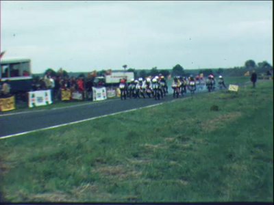 4811BB03837 Motorraces op de Luttenbergring bij Raalten, met beelden van de 50cc, de 200cc en de 500cc.