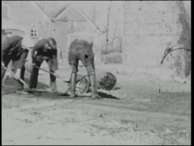532BB08143 Een bedrijfsfilm rond de verharding van een zandweg bij Gramsbergen, met beelden van o.a.:- Het egaliseren ...