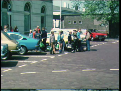 8250BB04034 Wedstrijdbeelden van atletiekvereniging P.E.C. Zwolle.In Eibergen op 15 mei 1976 wordt een junioren ...