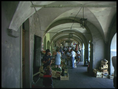 8455BB08075 Tien familiefilmpjes van de familie Lamberts.12 Locarno 26-7-1972:- De markt van Locarno tijdens de ...
