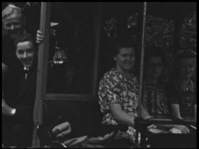 9131BB02110 Samenvatting:Privé-opnames met beelden van uitstapjes van een groep jonge mannen en vrouwen uit Oldenzaal ...