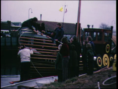 9808BB02174 Een film rondom een protestactie van raadsleden en bewoners van Raalte tegen de sluiting van het traject ...