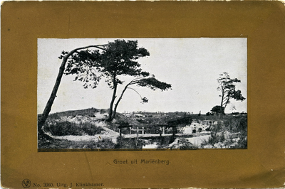 1643 PBKR6126 Prentbriefkaart met brede goudkleurige rand van natuurgebied bij Mariënberg met stuifzand en brugje over ...
