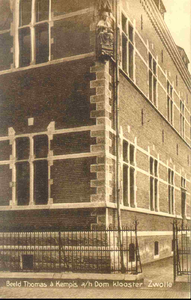 3627 PBKR0166 Beeld Thomas a Kempis (1380-1471) op hoek van het klooster, circa 1999 verwijder vanwege slechte staat.In ...