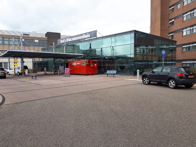 193 De entree van Isala Diaconessenhuis te Meppel, 01-04-2020