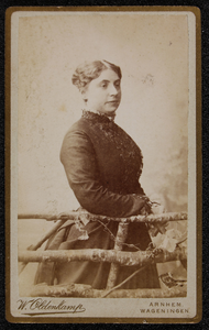 1820 -10 Portret van een vrouw., 01-01-1885 - 01-01-1915