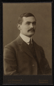 3666 -46 Portret van George Birnie (geboren 26-12-1886 te Djember)., 01-01-1905 - 01-01-1922