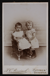 3666 -51 Portret van Non (Johanna Margaretha) Birnie (geboren 14-08-1890) en haar nichtje Sjuwke Stoffel (geboren ...