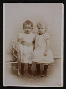 3666 -55 Portret van Non (Johanna Margaretha) Birnie (geboren 14-08-1890) en haar nichtje Sjuwke Stoffel (geboren ...