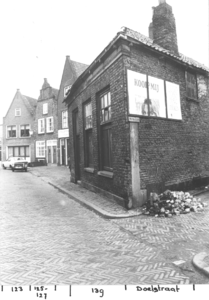 11112 Gedateerd: 1849. Boven de zuil een steen met de naam: H.J. Bueters., 01-01-1979