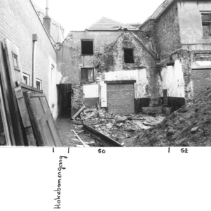 11132 Huisjes waren genummerd 42 t/m 48. De huisjes aan deze gang zijn gesloopt tussen 1978 en 5 mei 1982., 05-05-1982