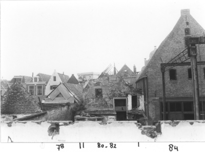 11142 De witte muur op de voorgrond geeft de scheiding aan met het zojuist gesloopte DAIM-complex., 05-05-1982