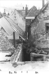 11146 De muur op de voorgrond geeft de scheiding aan met het zojuist gesloopte DAIM-complex., 05-05-1982