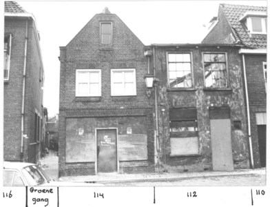 11174 110: gebouwd in 1933 (arch. A. Reitsma), thans nr.118. 112: ...114: gebouwd in 1927 (arch. P.E. Albers). 116: ...