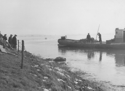 11983 Hoog water. Locatie niet exact na te gaan., 01-01-1955