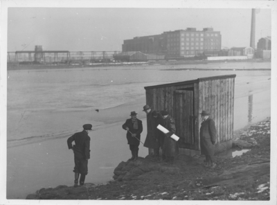 11984 Hoog water. Achtergrond: fabriek Noury & van der Lande., 01-01-1955