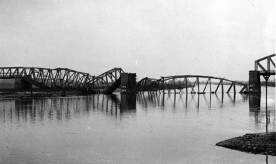 12594 Na vernieling van de brug door de Nederlandse genie op 10 mei 1940., 01-05-1940