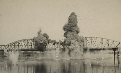 12675 Het bezit van de Spoorbrug bij Deventer was cruciaal voor de Duitsers wegens de inzet van pantsertreinen. De ...
