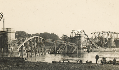 12684 Deventer IJssel (spoorbrug) na het opblazen van 10 mei door de Nederlandse troepen., 01-05-1940