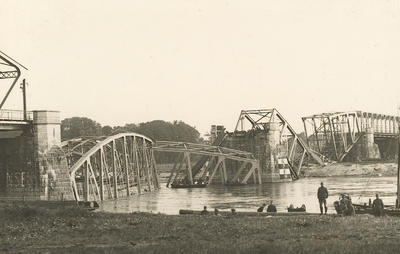 12725 Na opblazen brug door de Nederlandse genie op 10 mei 1940., 01-05-1940