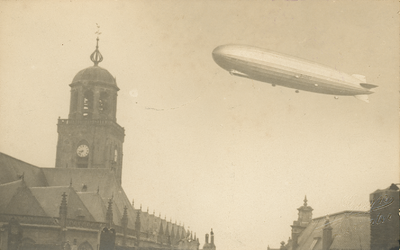 12981 Luchtschip 'Graf Zeppelin' boven Deventer. Opgestegen op zaterdagavond op 12 oktober 1929 te Friedrichshafen. Op ...