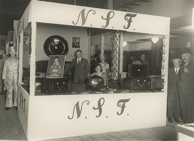 12987 Tentoonsteling 'De Woning' , gehouden in de Buitensociëteit. Stand 3. Op de foto de stand van de Nederlansche ...