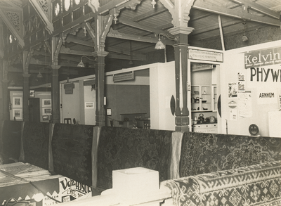 12993 Tentonstelling 'De Woning', gehouden in de Buitensociëteit. Stands 38 - 41 (galerij)., 17-05-1930 - 25-05-1930