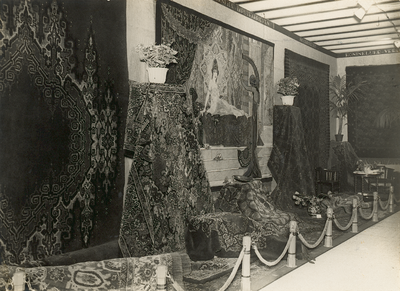 12996 Tentoonstelling 'De WOning' , gehouden in de Buitensociëteit. Stand 21. Op de foto de stand van de Koninklijke ...