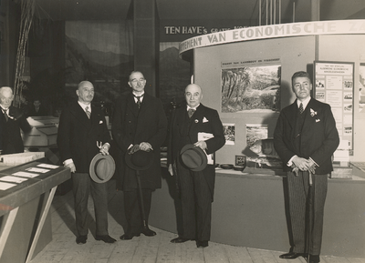 13035 Indische Week, tentoonstelling in de Buitensociëteit, gehouden van 11 - 19 september 1937. Ter gelegenheid van ...