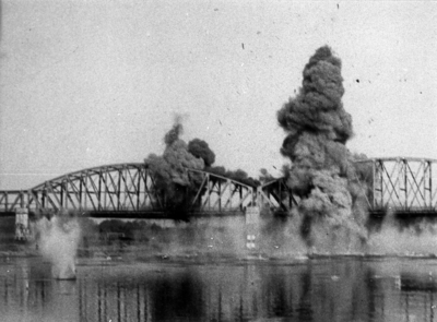 13048 Opblazen van de spoorbrug door de Nederlandse genie (tweede explosie)., 10-05-1940