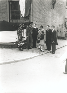 13215 Onthulling van het naambordje T.G. Gibsonstraat, door generaal Gibson (aan schoolgebouw hoek Van Twickelostraat). ...