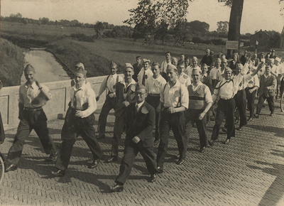 13410 Avondvierdaagse in 1931. Personeelsvereniging Vroom & Dreesmann bij Koerhuisbeek., 01-01-1931
