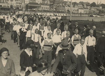 13411 Avondvierdaagse in 1931. Personeelsvereniging van Vroom & Dreesmann loopt over de Schipbrug., 01-01-1931