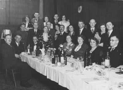 13601 Personeel en bestuur (?) Sint Joseph (Gebouw), Binnensingel. 1e rij v.l.n.r.: Ketel (beheerder), Tinus Berends ...