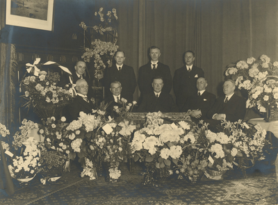 13610 Jubileum Spaarbank op 3 mei 1941. In de bestuurskamer v.l.n.r.: zittend, G.J. Ganzeboom, A. Kelderman, E.C.C. ...